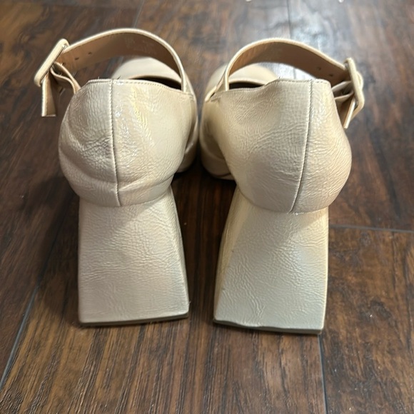 Mary Jane Khiara Shiny Textured Cream Platform Patent Leather Block Heels - Picture 9 of 16